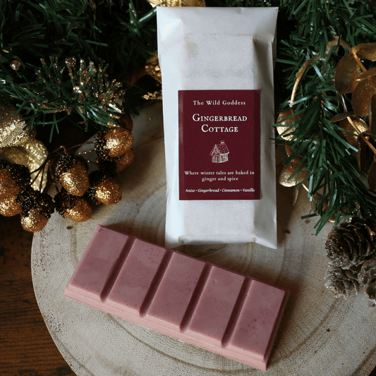 Gingerbread Cottage wax melt snap bar with sweet spiced gingerbread fragrance.
