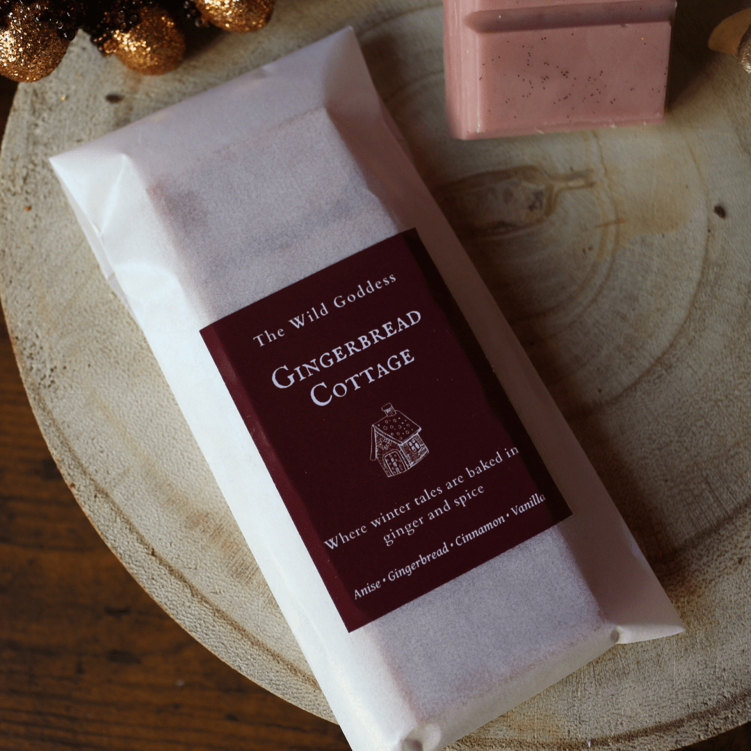 Gingerbread Cottage wax melt snap bar with sweet spiced gingerbread fragrance.