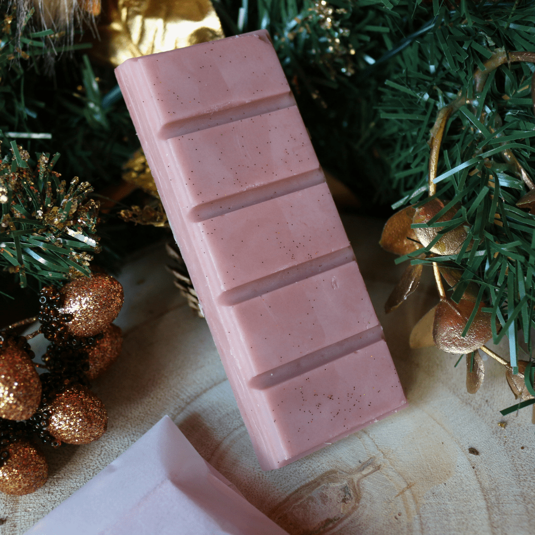 Gingerbread Cottage wax melt snap bar with sweet spiced gingerbread fragrance.